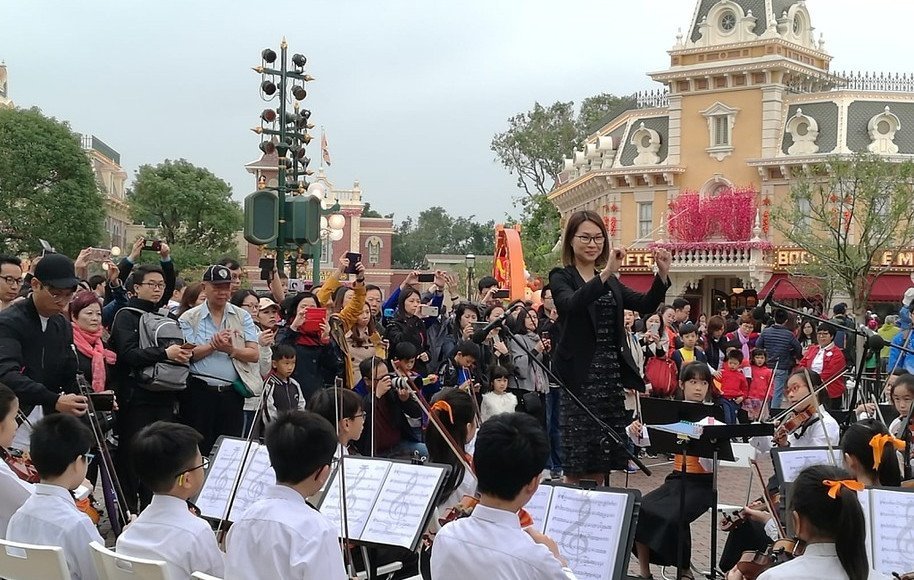 高級弦樂團及高級管樂團於香港迪士尼樂園演出